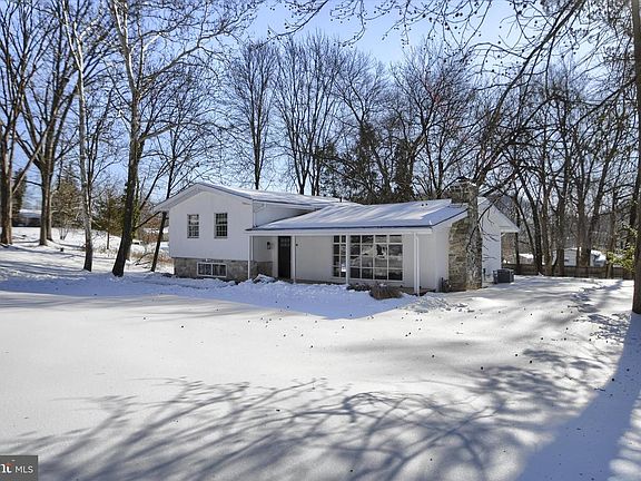 2nd image of 958 Longview Rd