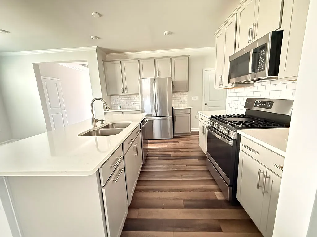4 bed, 2427 sqft, $2,495 — Photo 3