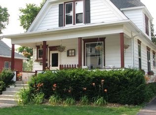 209 Grove St, Woodstock, IL 60098