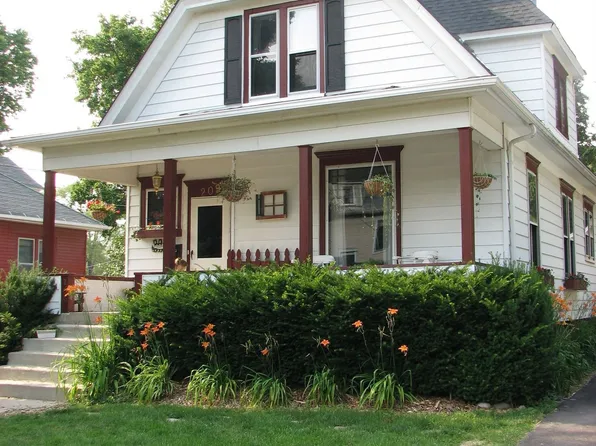 209 Grove St, Woodstock, IL 60098