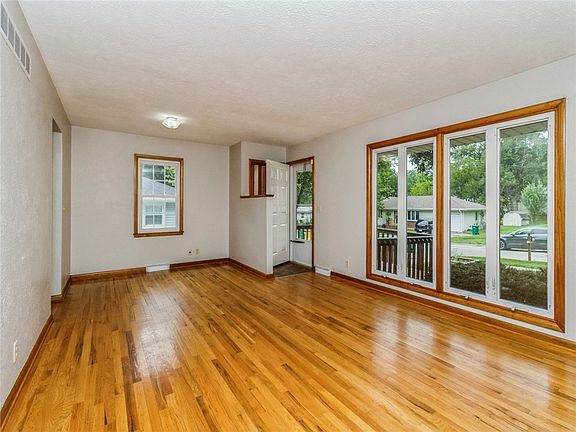 4th image of 1001 W Boston Ave