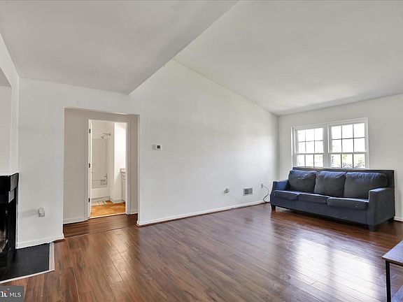 4th image of 302 Peters Way