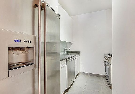 3rd image of 99 John St APT 601