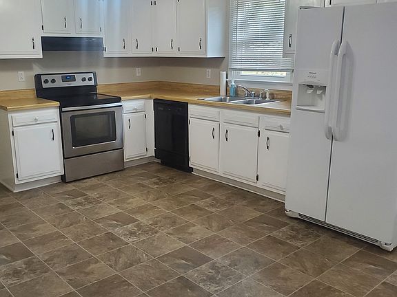 Eat in Kitchen with Laundry hookup Area