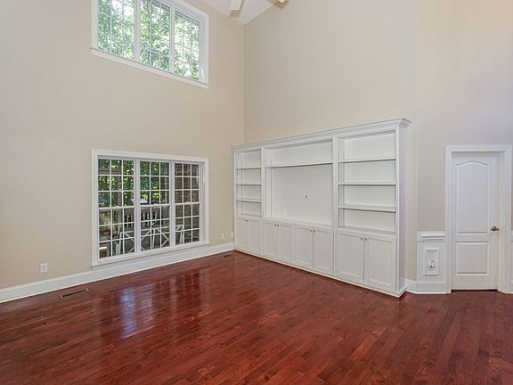 4th image of 181 Streamside Pl