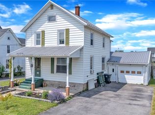 45 Park Ave, Middleport, NY 14105