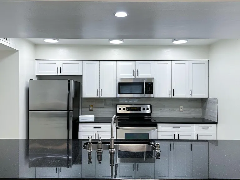 2530 W Maryland Ave #B — Photo 15