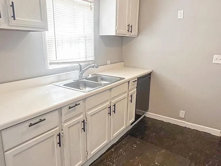 5142 Brooklyn Ave — Photo 8