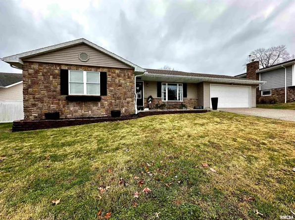 13 Peachtree Pl, Harrisburg, IL 62946