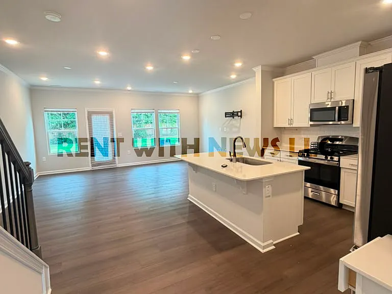 282 Paramount Dr — Photo 6