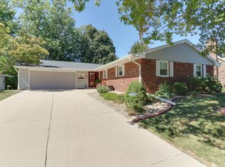 37 Brookshire Grn, Bloomington, IL