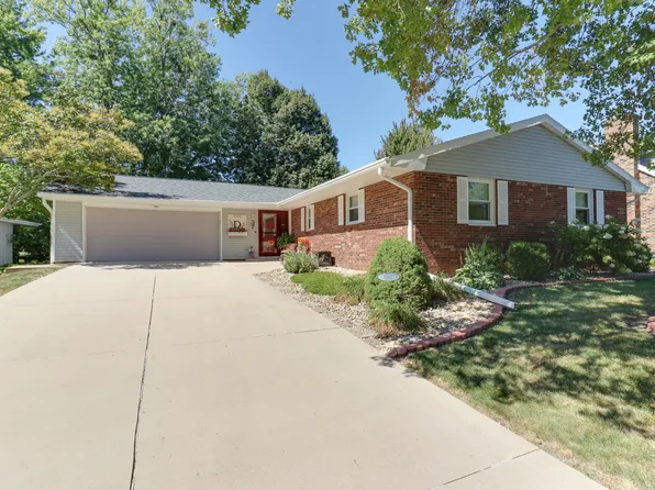 37 Brookshire Grn, Bloomington, IL 61704