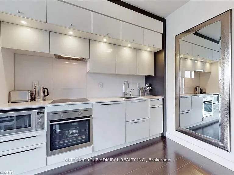 15 Grenville St #3706 — Photo 5
