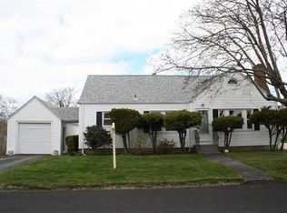 12 Kempsen St, Newport, RI 02840