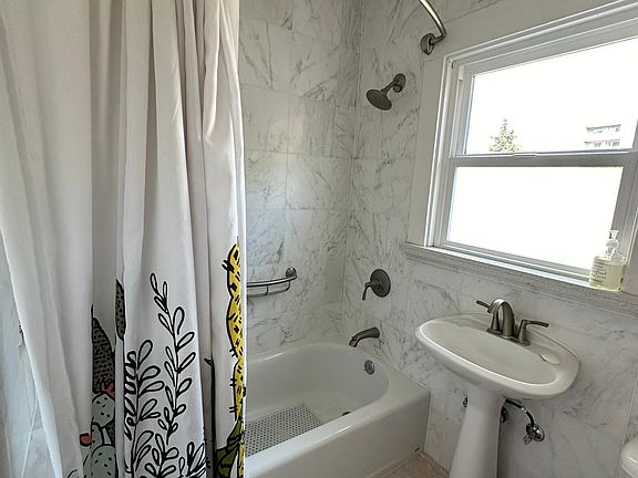 5th image of 472 Wesley Ave