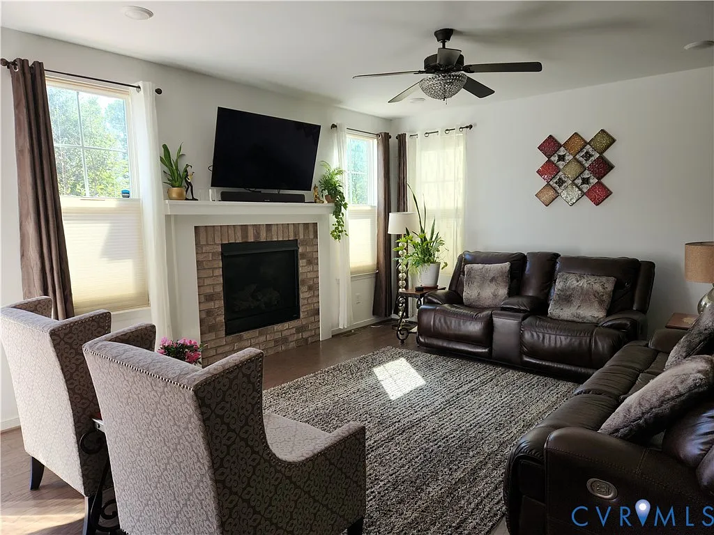 4 bed, 3.5 bath, 2496 sqft, $2,999 — Photo 3