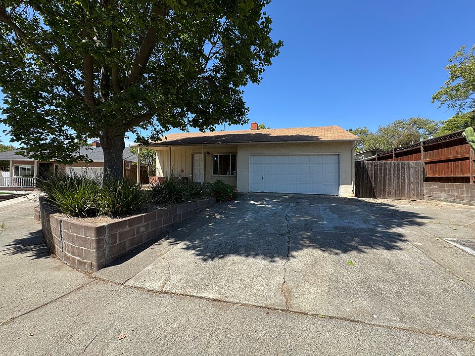 1st image of 114 Sandalwood Ct