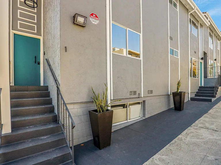 900 W College St — Photo 17