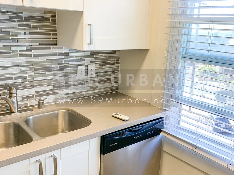 2027 Front St #10 — Photo 2
