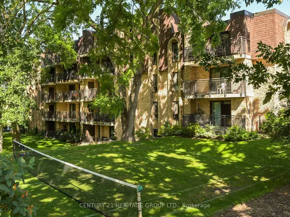15390 Yonge St #Penthouse 1, Aurora, ON L4G 1N8
