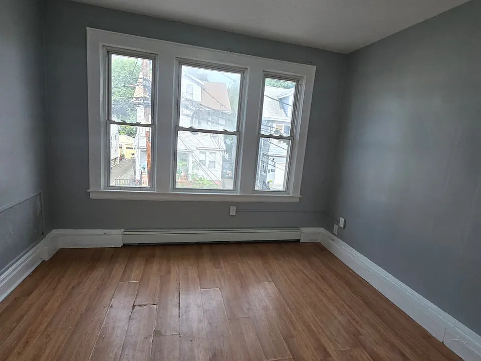 13 Leslie Pl #2L