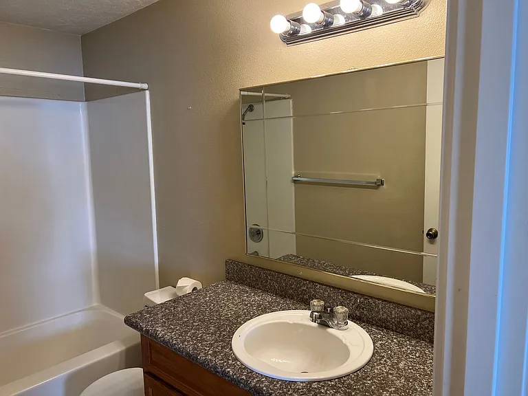 410 SW Fall St — Photo 27