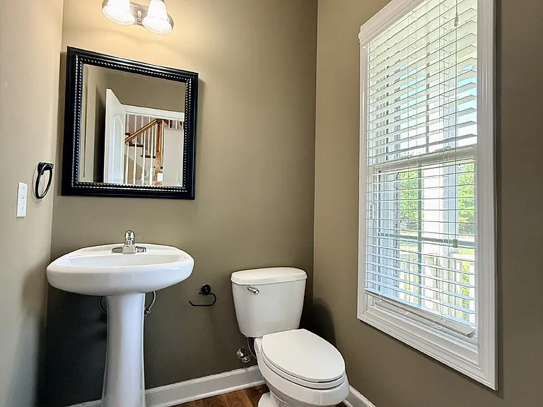 422 Jamestown Ave — Photo 9