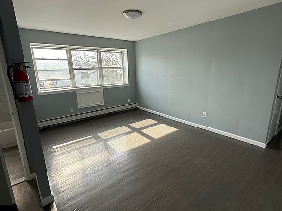4th image of 1425 E Saint Georges Ave #4B