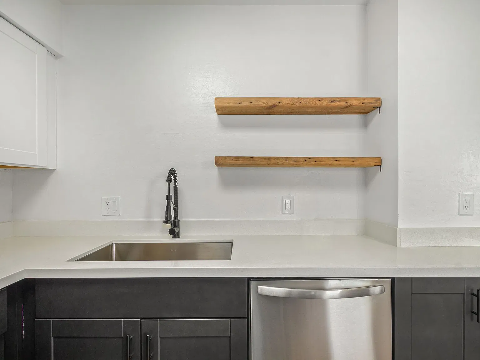 1102 E Pierce St — Photo 3