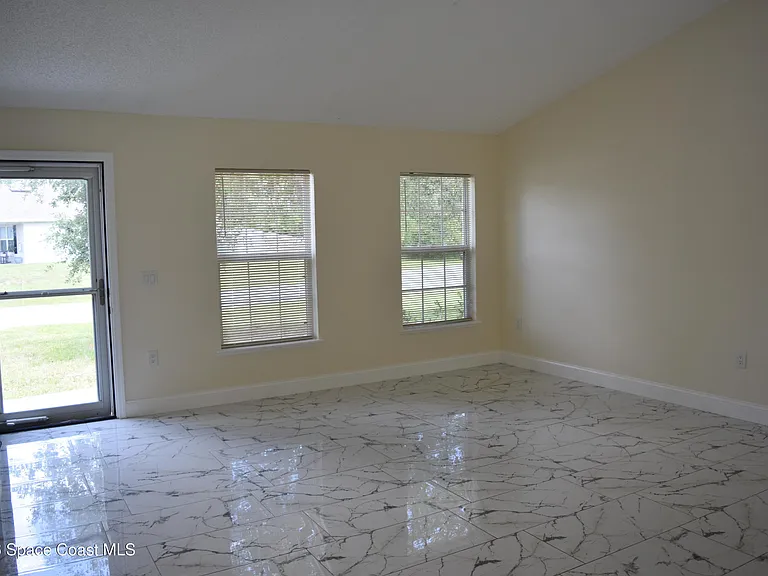 1019 Early Dr NW — Photo 3