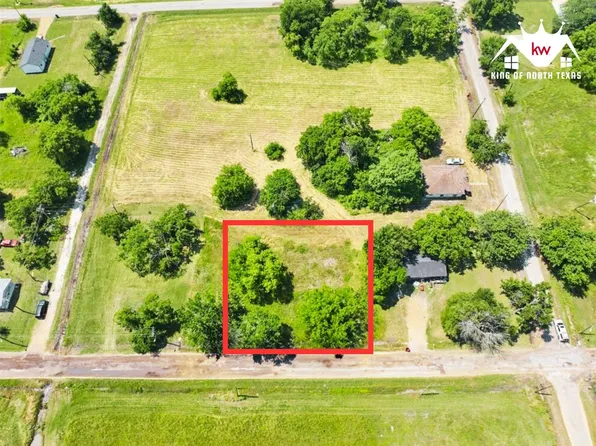 712 Pacific St E, Honey Grove, TX 75446