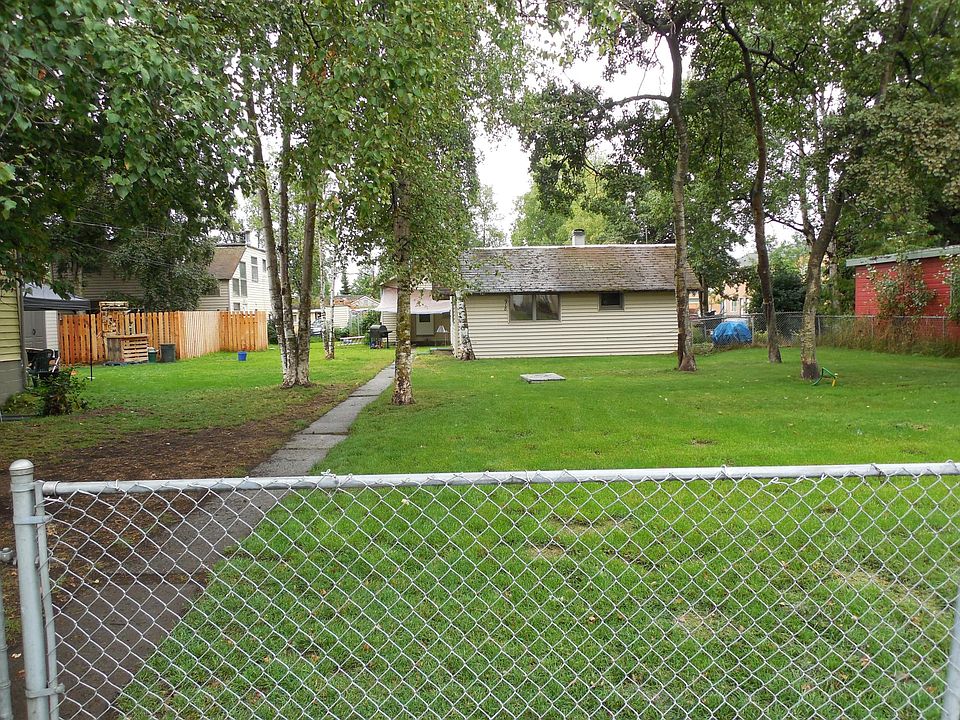 (928 is the home at back on the left)
