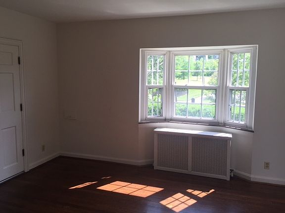 5th image of 938 Ludlow Ave APT 1
