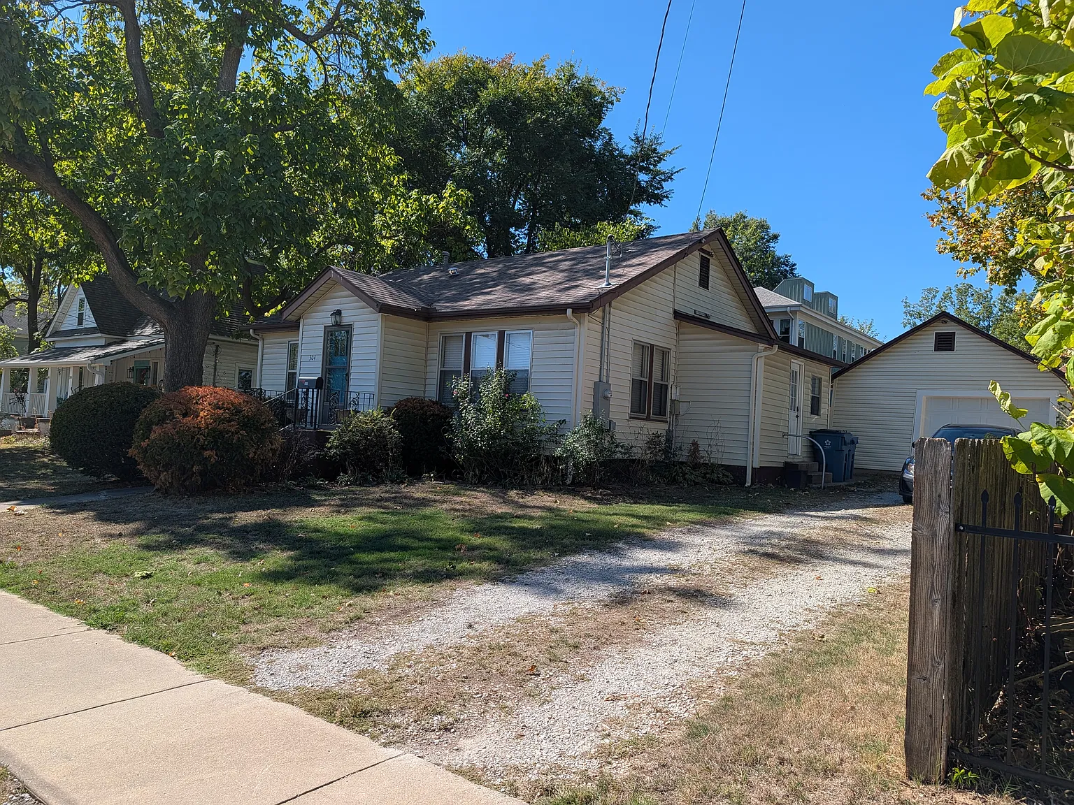 304 SE C St — Photo 2