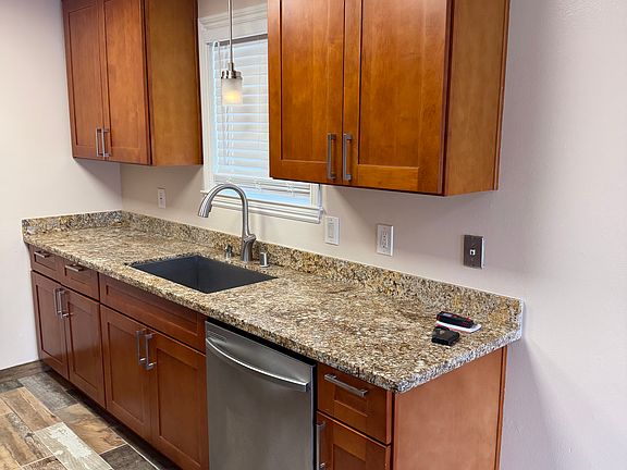 3rd image of 955 Castlewood Dr #4