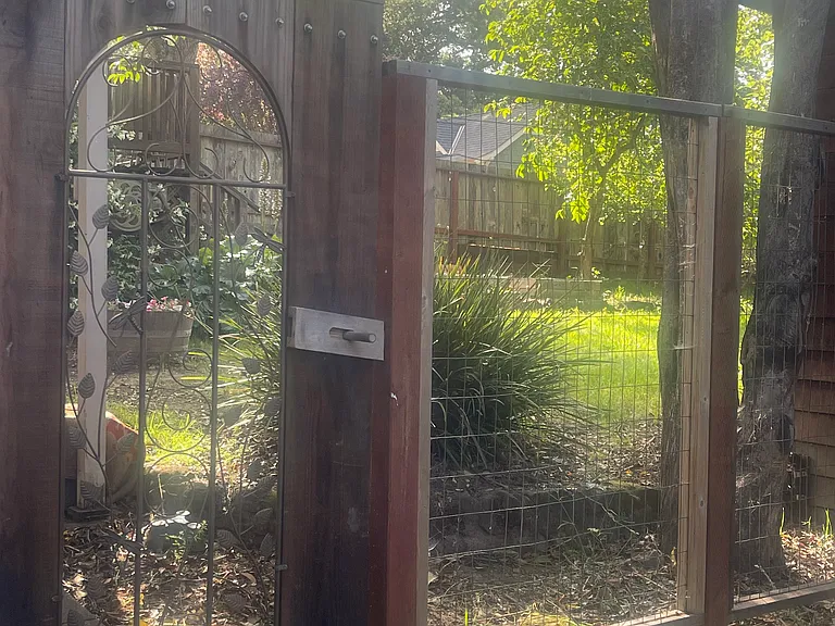 Calder Ave — Photo 1