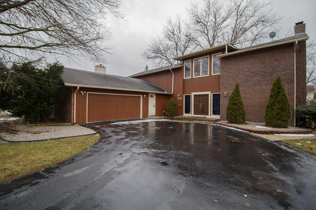 2902 Alexander Cres photo 1