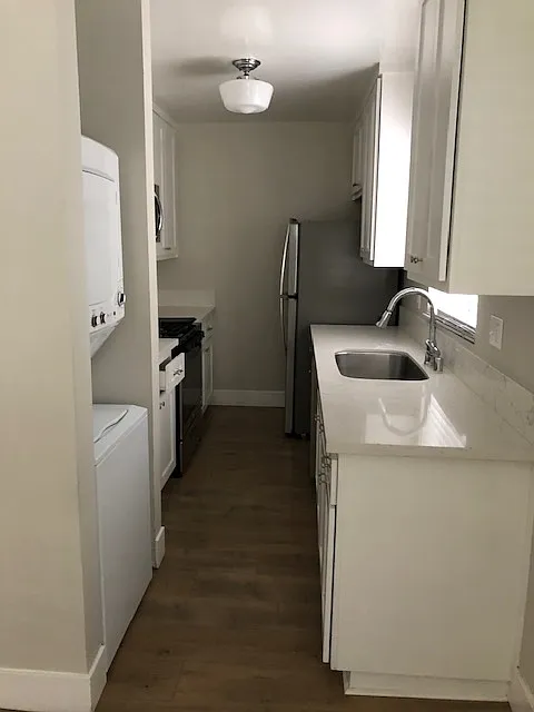 Kitchen - 827-835 E Washington Blvd #833.5