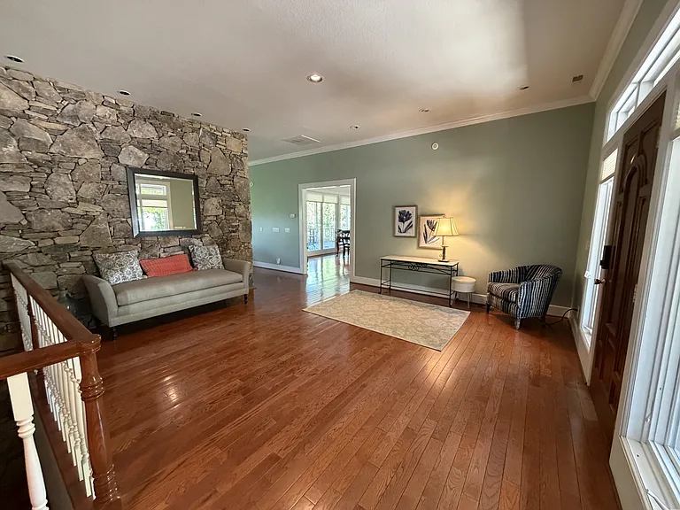 139 Summit Dr — Photo 2