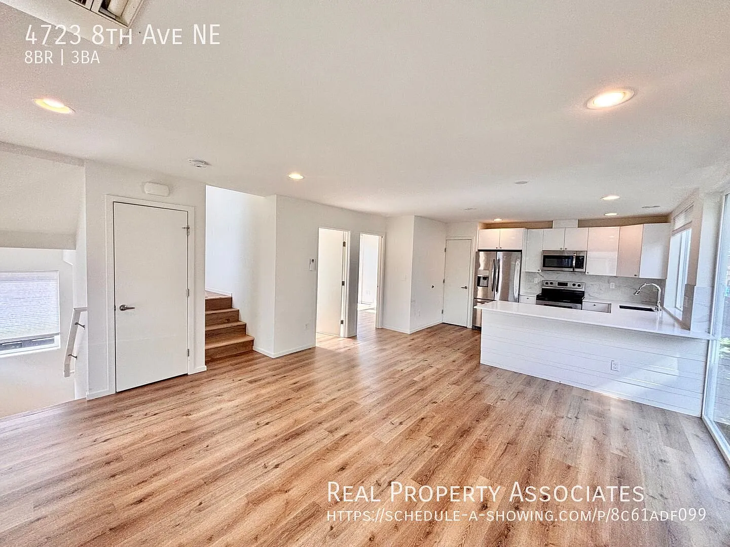 Spacious Modern 8-Bedroom House in University District! — Photo 4