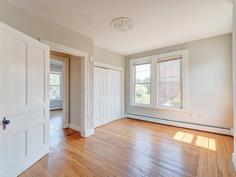 94 Howe St — Photo 12