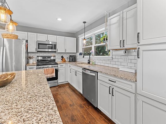 5th image of 573 Broadway Ave