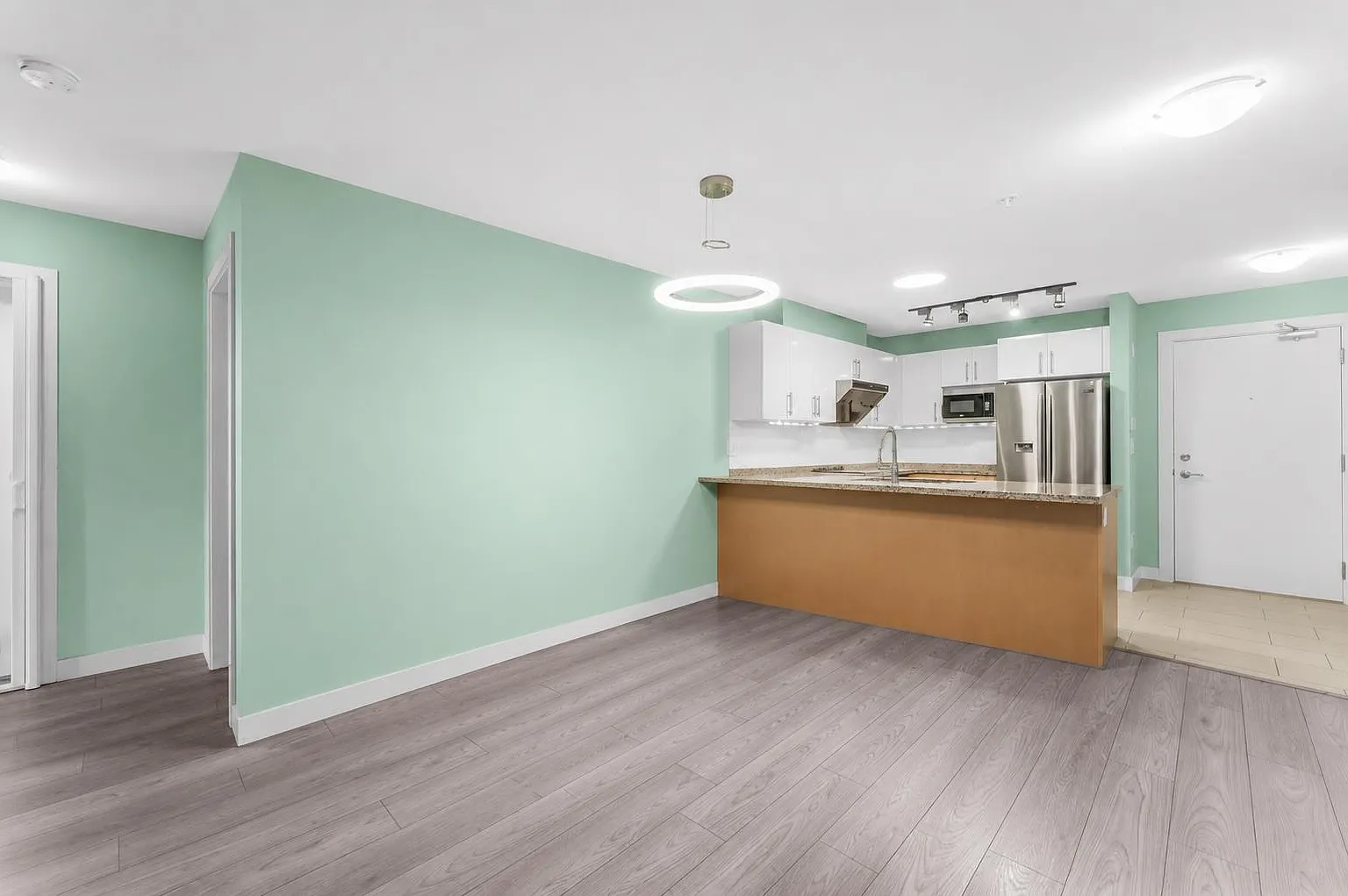 3 bed, 1110 sqft, $3,200 — Photo 2