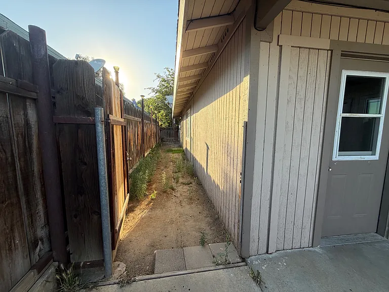 665 S Coalinga St — Photo 28