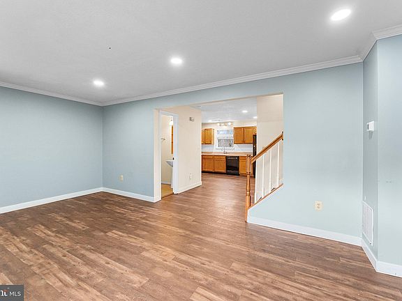 5th image of 301 Kings Crest Dr