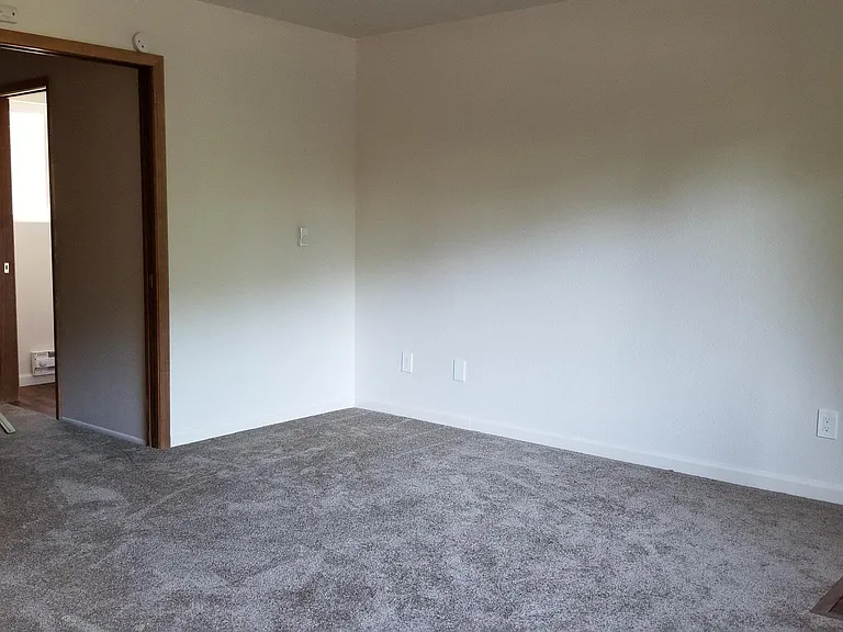 Alder Manor Apartments — Photo 9