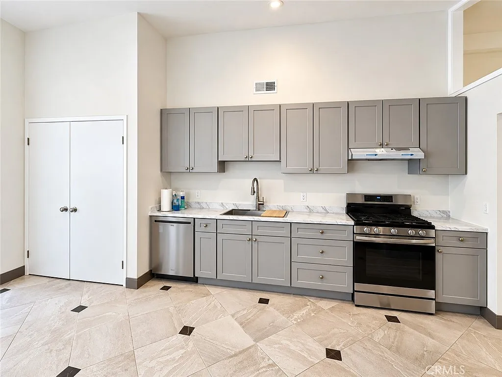4 bed, 1472 sqft, $4,400 — Photo 2