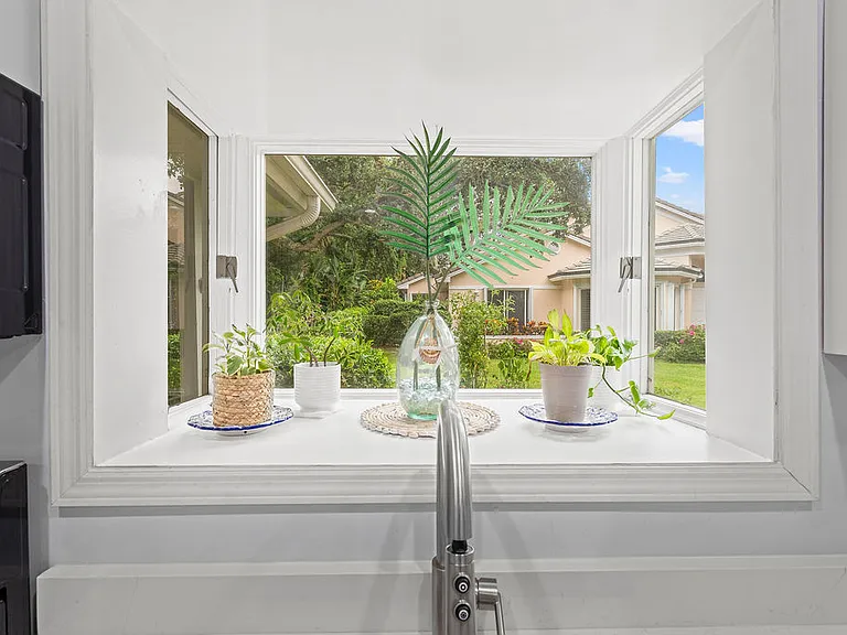 300 S Peppertree Dr — Photo 14