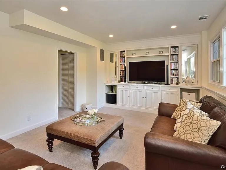 9 Franklin Ave — Photo 24