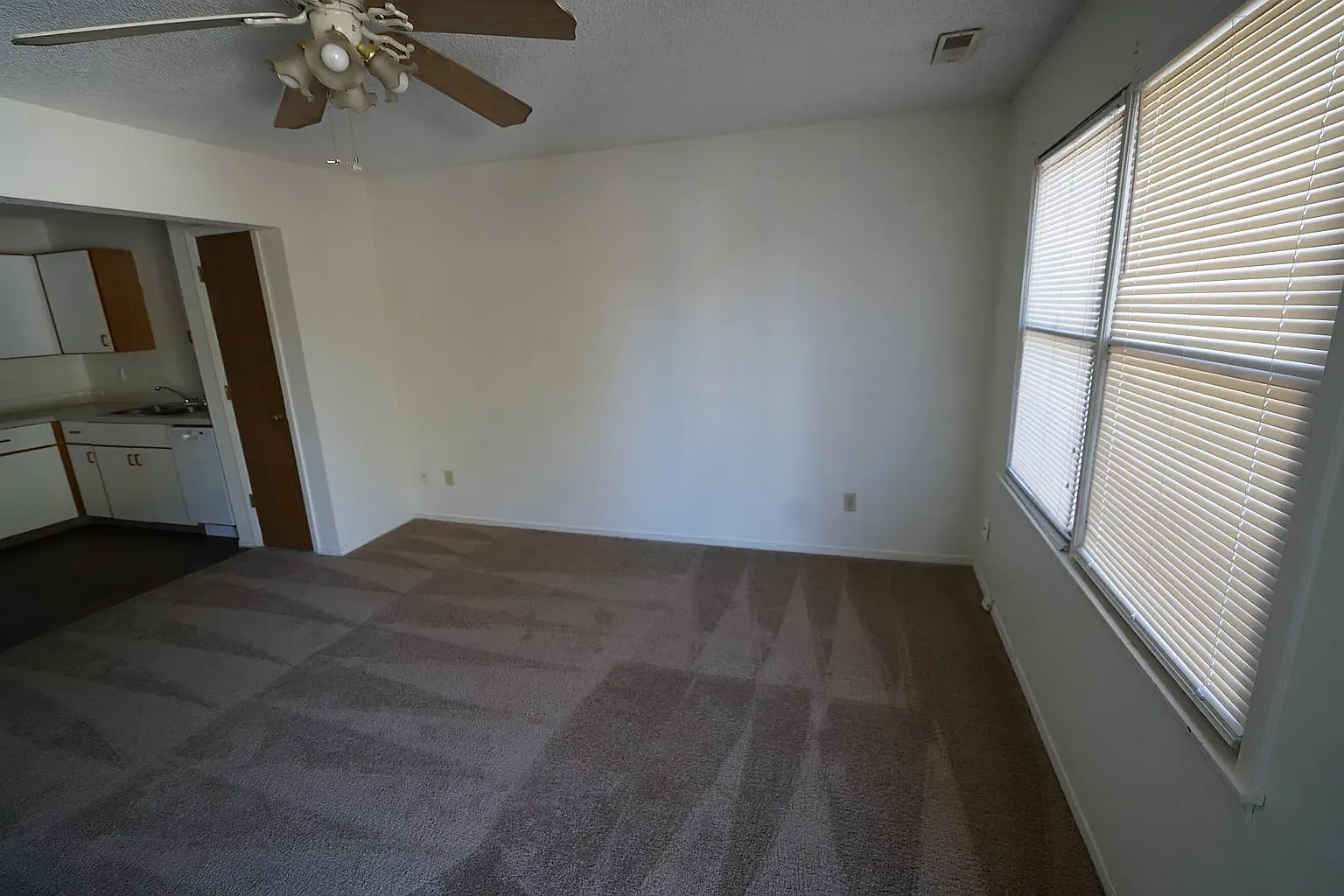 3 bed, 912 sqft, $510 — Photo 2